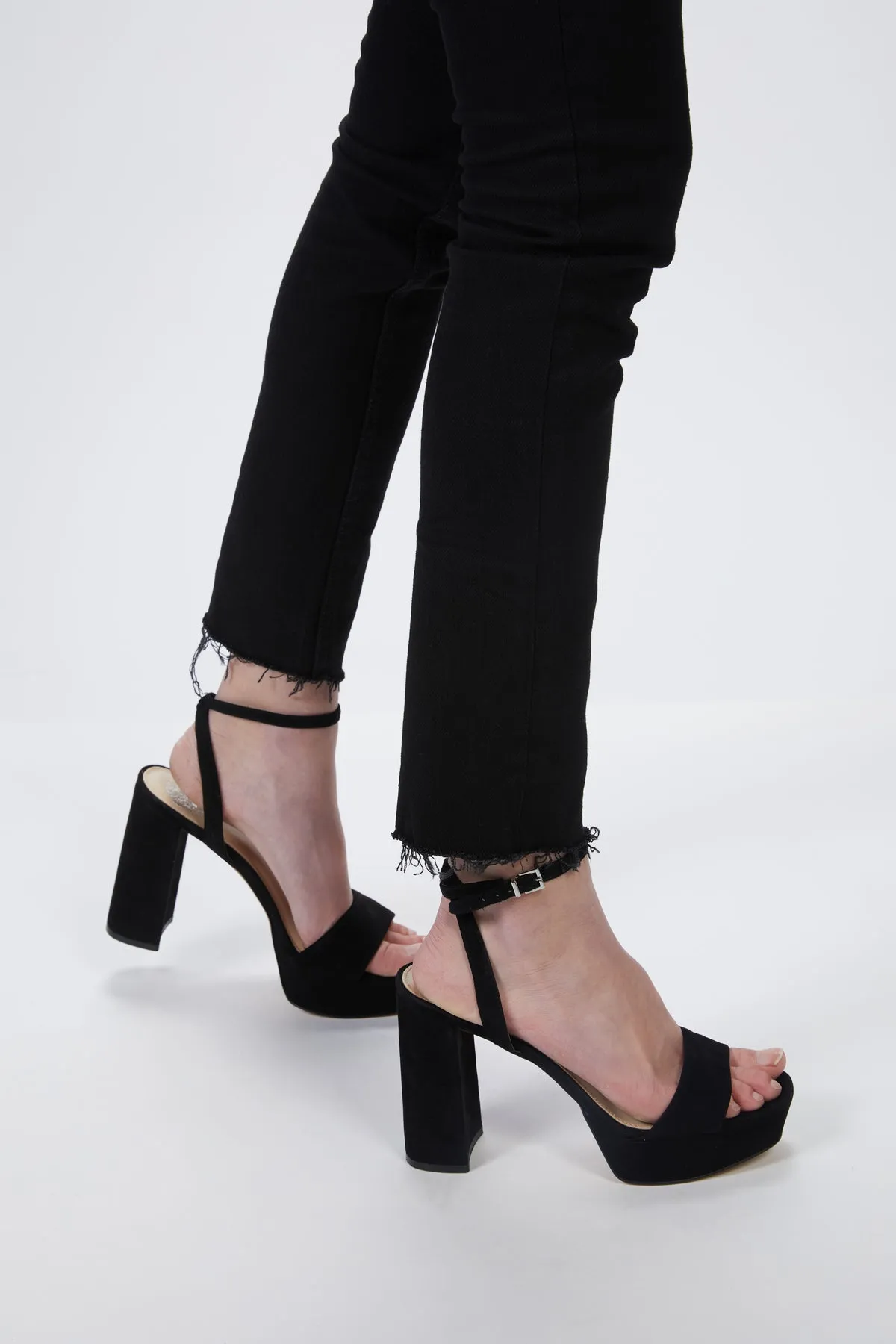 THE ZACHARY HIGH-RISE TAPERED JEANS